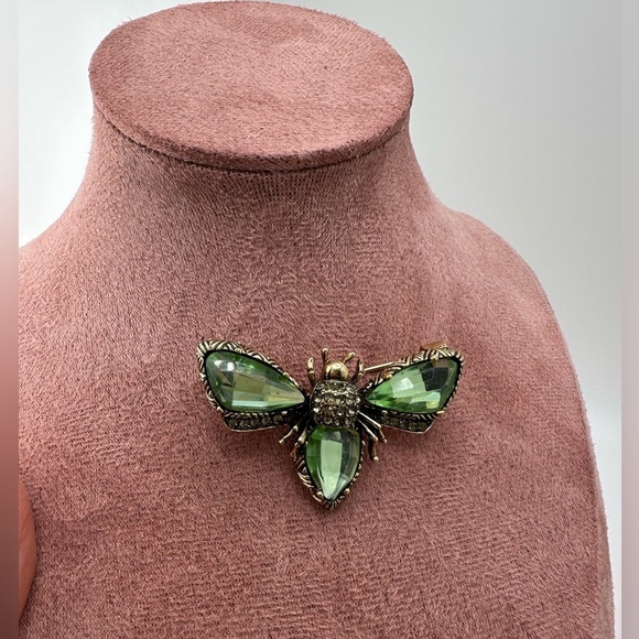 Emerald Green Bee Gold Brooch - Picture 3 of 5